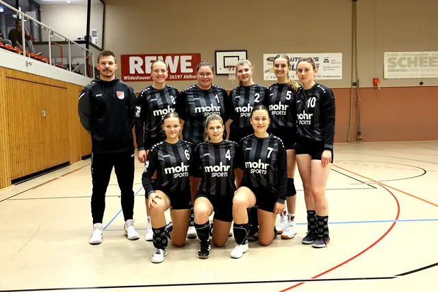 Hinten von links: Trainer Janek von der Lieth, Vivien Werner, Celine Bilitza, 
Monja Schlichting, Leann-Vivien Leimann, Nina Lindemann, 
vorne von links: Svea Poppe, Janina von der Lieth und Helke Meyer | Foto: MTV Wangersen