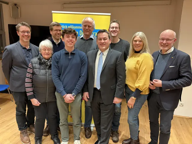 Der neue Vorstand der des FDP-Ortsverbandes Buchholz (v. li.): Moritz Bleil, Ursula Wietfeldt, Tobias Heinbockel, Jamie Hasselberg, Dr. Martin Pries, Hosam el Miniawy, Robert Seibel, Tanja Cosmann und Ingmar Schmidt | Foto: Arno Regltzky