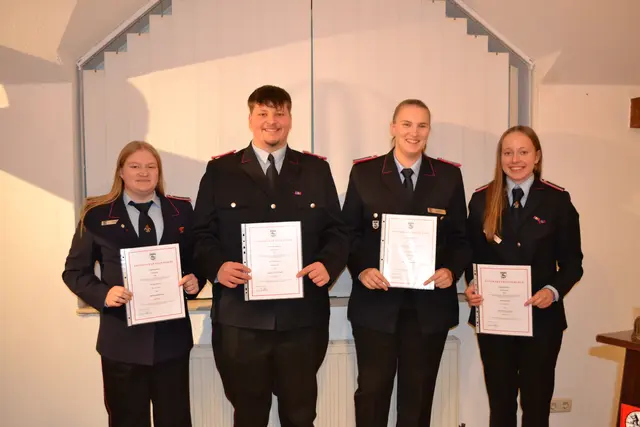 Zur Oberfeuerwehrfrau bzw. zum Oberfeuerwehrmann wurden Kira Brandt (v.li), Lukas Borchert, Annelen Frank und ebenfalls Sandra Schow befördert | Foto: Feuerwehr Harsefeld