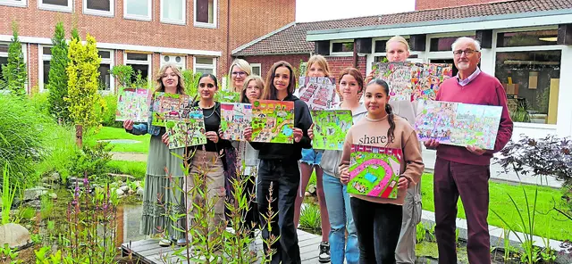 Mit den Kalender-Wimmelbildern: die kreativen Realschülerinnen, Kunstlehrerin Carina Wagner und Künstler Hans Geiger | Foto: Neises