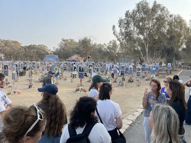 Der Besuch des Geländes des Nova-Festivals führten den Buxtehudern das Ausmaß der Tragödie vom 7. Oktober 2023 eindrücklich vor Augen | Foto: SJR