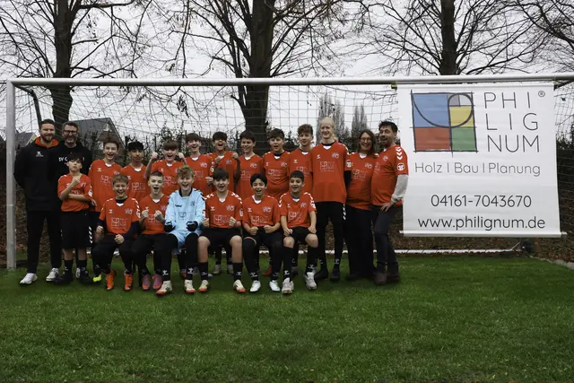 Die Jugendmannschaft mit (hi. v. li.) Trainer Hans Bockelmann und Christian Priemer sowie den Sponsoren Mareike Garbers und Philip Garbers (hi. re.) | Foto: Kathi Pien