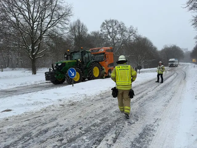 Auf der Bundesstraße 74 stecken Lkw an einer Steigung fest | Foto: Freiwillige Feuerwehr Wiepenkathen