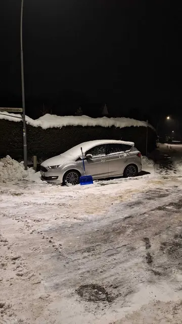 Hydrantenanschluss gefunden, so musste die Feuerwehr keinen Schnee und Eis mehr räumen
Danke an Gerhard Schwarz | Foto: Gerhard Schwarz