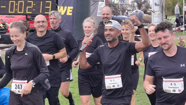 #SeeveRunners-Staffel beim gemeinsamen Zieleinlauf beim 6-Stundenlauf 2025 in Fleestedt | Foto: U. Vergin