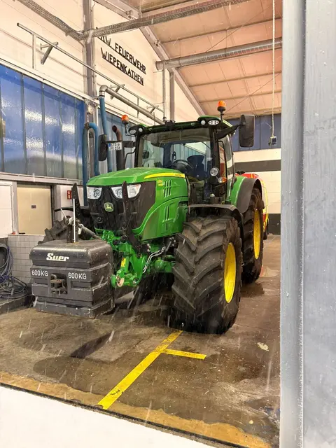 Ein Traktor gehört während des Schneesturms zum Fuhrpark | Foto: Freiwillige Feuerwehr Wiepenkathen