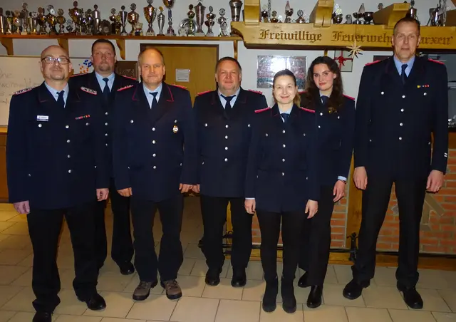 Die Gratulanten mit den Ernannten und dem Geehrten (v. li.): der Stellvertretende Ortsbrandmeister Peter Riecken, Ortsbrandmeister Marc Borchers, Dirk Hartig, Thorsten Lembcke, Angie Fleischmann, Fenja Beecken und der Stellvertretende Gemeindebrandmeister Florian Bade | Foto: FF Marxen