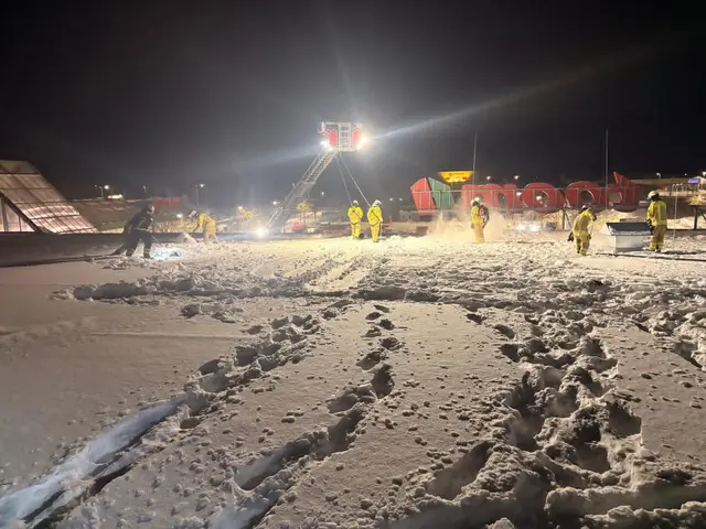 Der Großeinsatz am Baumarkt in Wiepenkathen beginnt. Tausende Quadratmeter Dachfläche werden geräumt. | Foto: Freiwillige Feuerwehr Wiepenkathen