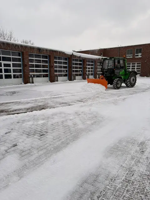  Ein Feuerwehrkamerad schiebt Schnee vor der Rettungswache | Foto: Freiwillige Feuerwehr Wiepenkathen