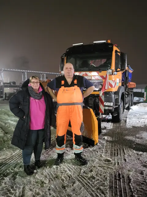 Reporterin im "Selbstversuch". Nach einer Nacht im Winterdienst hat sich meine Hochachtung vor den Mitarbeitern noch verstärkt | Foto: sh