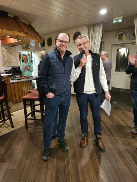 Vogelbauer Stefan Kock (li.), Präsident Andreas Eggers  | Foto: Gordon Zabel