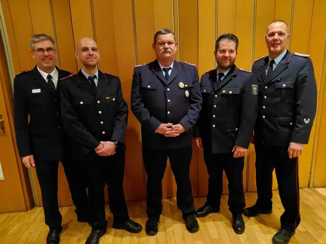 Uwe Härlen (Mitte) wurde für 40-jährige Mitgliedschaft geehrt | Foto: Sebastian Beecken