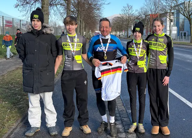 Die erfolgreichen DM-Teilnehmer aus Buchholz mit dem neuen deutschen Meister Masters 4, Armin Raible (Mitte), und den Nachwuchsfahrern (v.l.): Julius Lüer, Max Annen, Loisa Lüer und Lotta Fißer | Foto: RSG