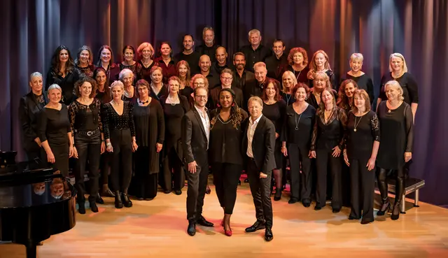 Der Chor 50 VOICES tritt in der Burg Seevetal auf  | Foto: Anette Reffeldt