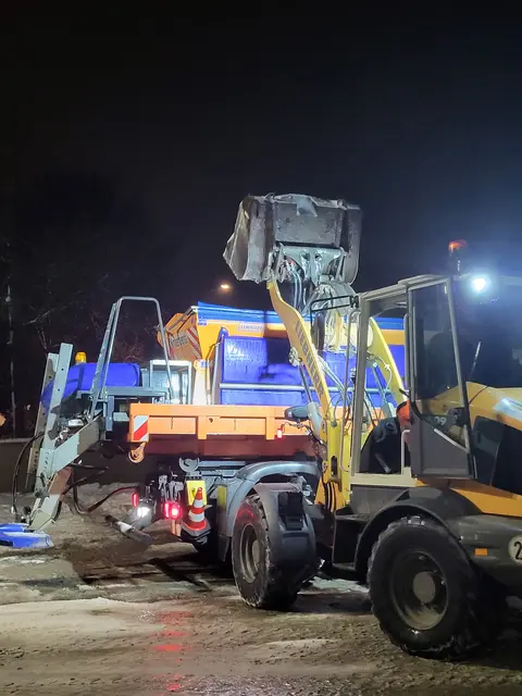 Vor der Abfahrt werden alle Fahrzeuge mit Streusalz beladen | Foto: sh