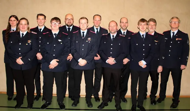 Die Beförderten der Rottorfer Wehr mit dem stellvertretenden Stadtbrandmeister Jens-Peter Wreide und Ortsbrandmeister Thomas Apel | Foto: Burkhard Giese