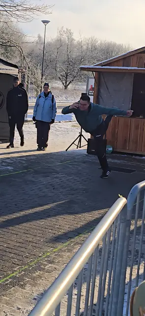 Mathias Fitschen in Aktion bei den Deutschen Meisterschaften Eisstockschießen in Flensburg | Foto: Heiko Bargsten