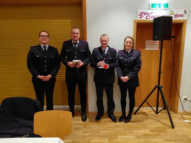 Neue und alte Jugendfeuerwehrführung: Jonas Behr (v. li.), Jona Hupfeld, Michael Meyer, Nadine Dias Vieira | Foto: Sebastian Beecken