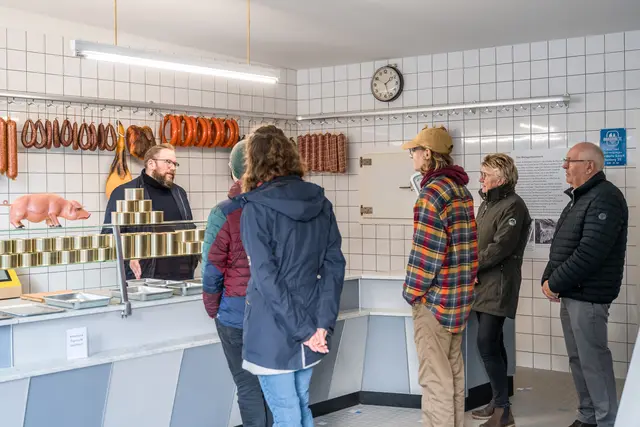 Museumsdirektor Stefan Zimmermann (links) bei einer Führung mit Interessierten in der Schlachterei Rötting aus den 1950er Jahren in der Königsberger Straße.  | Foto: FLMK