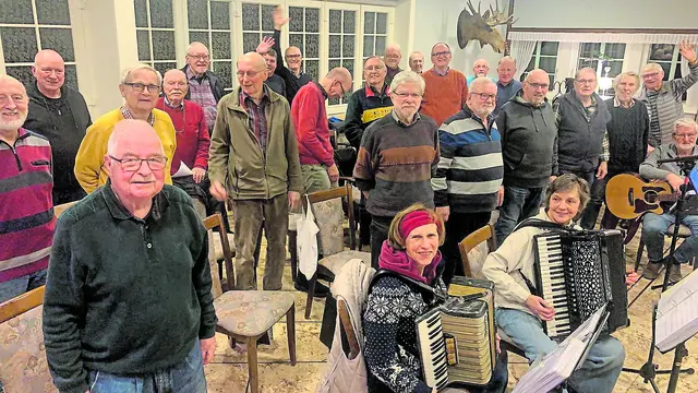 Der Heidjer-Shanty-Chor Buchholz bei einem Übungsabend | Foto: Geistler