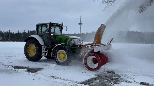 Am Wochenende kam die Schneefräse der Kommunalen Betriebe Stade zum Einsatz | Foto: Hansestadt Stade