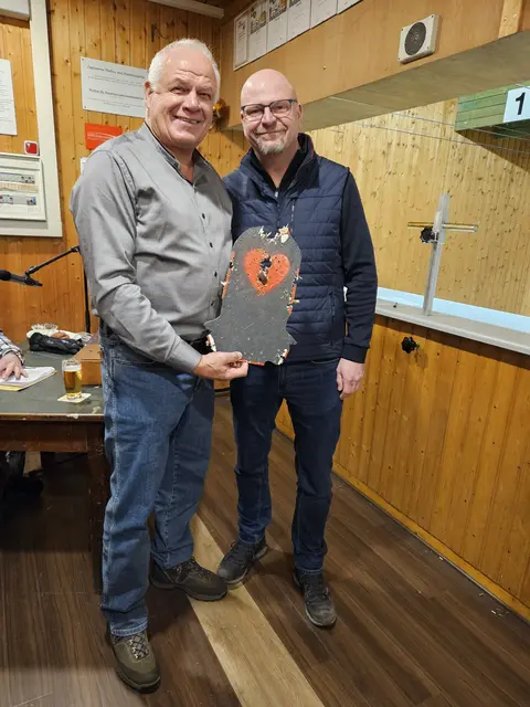 Vogelkönig Rolf Gevers (li.) mit Vogelbauer Stefan Kock | Foto: Gordon Zabel