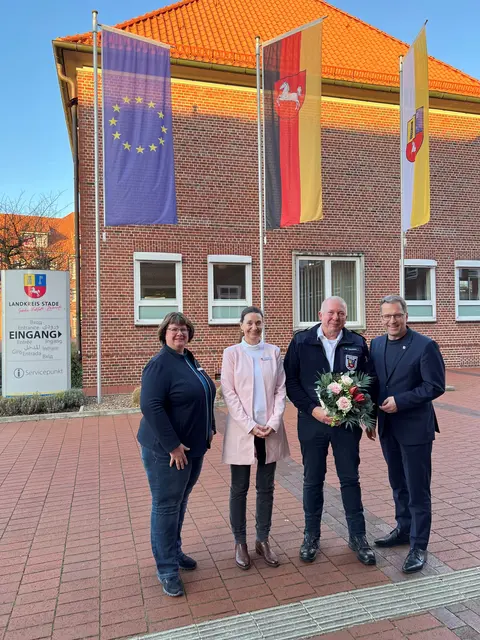 Gemeinsam mit Amtsleiterin Hilke Lange und Dezernentin Sabine Brodersen verabschiedet Landrat Kai Seefried den Leitstellen-Leiter Wilfried Sprekels in den Ruhestand | Foto: Landkreis Stade / Daniel Beneke