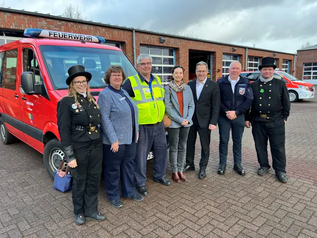Die Schornsteinfeger Melanie Mehrkens und Michael Dohrendorf gratulieren zur Verabschiedung des Leitstellen-Disponenten Wilfried Hoops (in gelber Weste, 3. v. li.) – gemeinsam mit Amtsleiterin Hilke Lange, Dezernentin Sabine Brodersen, Landrat Kai Seefried und Leitstellen-Leiter Wilfried Sprekels

  | Foto: Landkreis Stade / Daniel Beneke
