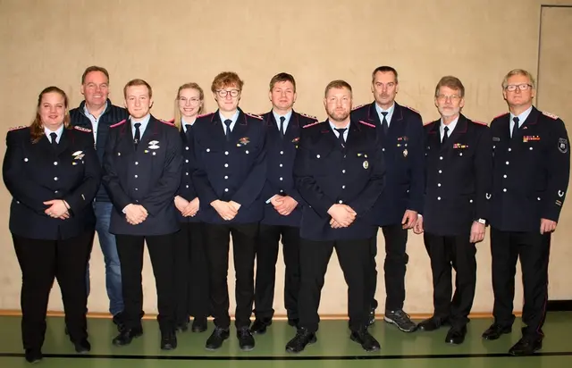 Die mit Hochwassermedaille des Landes Niedersachsen ausgezeichneten mit Bürgermeister André Wiese, dem stellvertretenden Stadtbrandmeister Jens-Peter Wreide und Ortsbrandmeister Thomas Apel | Foto: Burkhard Giese
