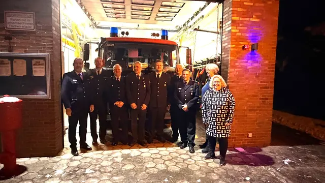 Der neu gewählte Gerätewart Karsten Dohrmann (3. v. li.) und sein Vorgänger Bernd Hastedt (4. v. li.) nach der Wahl in Ohlendorf | Foto: FF Ohlendorf