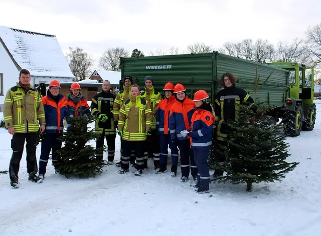 Trotz Schnee und Glätte sammelten junge Feuerwehrleute ausgediente Weihnachtsbäume in Winsen ein | Foto: Burkhard Giese