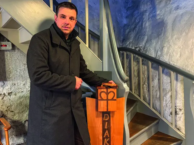 Pastor Martin Alex mit einem der zerstörten Kollektenkästen, in die in der Vergangenheit für Bedürftige Geld gespendet werden konnte | Foto: Kirchengemeinde Salzhausen