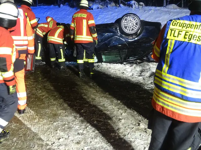 Unfallstelle BAB 7 - BMW hatte sich mehrfach überschlagen und war auf dem Dach zu Liegen gekommen. Fahrer bereits befreit. Einsatzkräfte schalten Hochvoltanlage des E-Fahrzeuges frei | Foto: FF_SG_Hanstedt