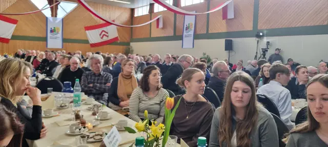 Proppevolle Festhalle mit mehr als 250 Gästen  | Foto: ig