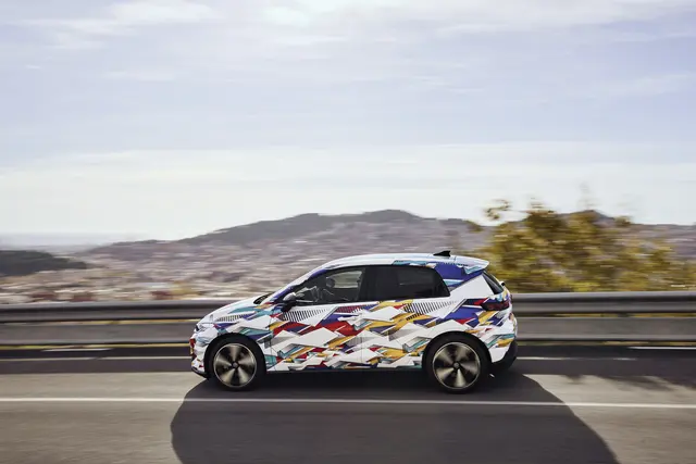 Noch wird der neue VW Polo nur mit Tarnfolierung gezeigt | Foto: Volkswagen AG