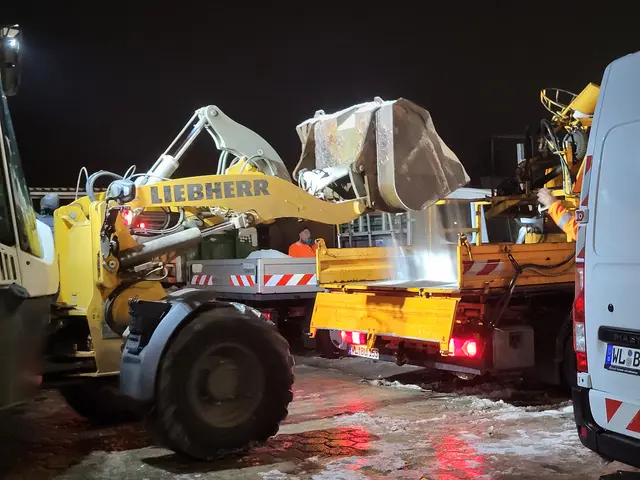 Die Ladeflächen werden mit Streusalz beladen | Foto: sh