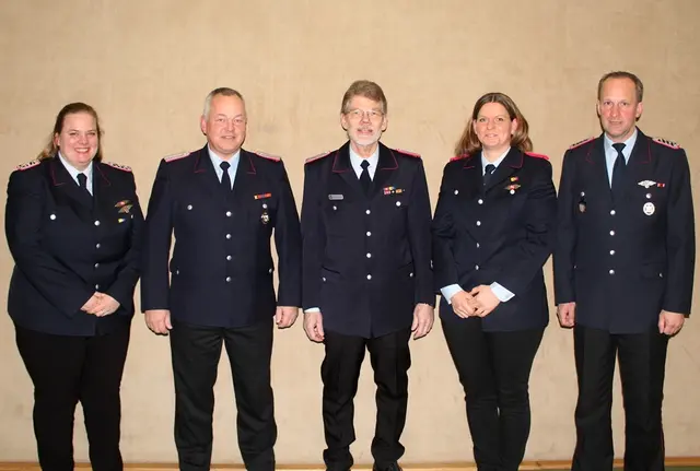 Der Vorstand des Förderverein der Freiwilligen Feuerwehr Rottorf e.V mit Schriftwartin Jana Pohrt (v. li.), den ersten Vorsitzenden Thomas Witthöft, Ortsbrandmeister Thomas Witthöft, Kassenwartin Sandra Ilchmann und den zweiten Vorsitzenden Arne Jacob | Foto: Burkhard Giese