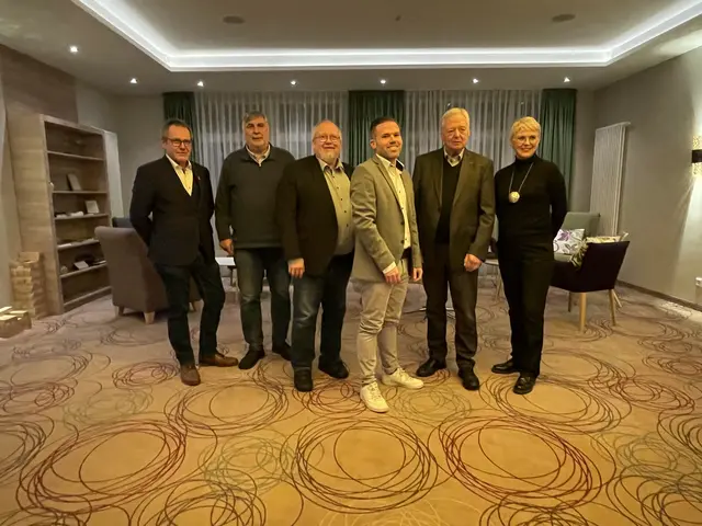 Der Kandidat und die Fraktionsvertreter (v. li.): Lars Heuer (SPD), Gerhard Schierhorn (UNS), Gunnar Hofmeister (FDP), Sebastian Schaper, Heinrich Nieschulz (CDU) und Angela Sanchez (Grüne) | Foto: hg