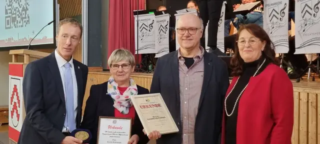 Ehrung durch Bürgermeister Mike Eckhoff (li.) und Sybille Schütt (re.): Karin Behrmann und Andreas Cohrs  | Foto: ig