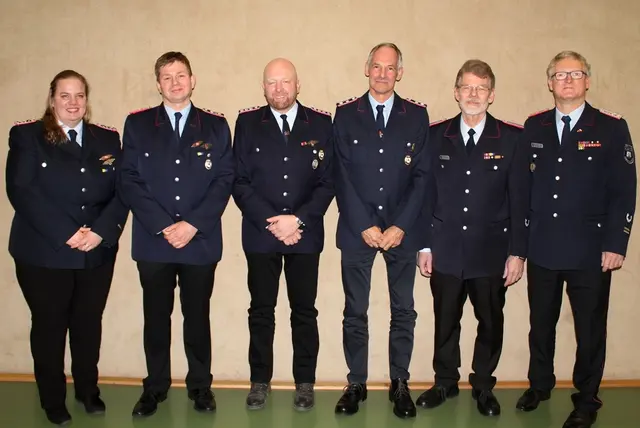 Die Geehrten für langjährige Mitgliedschaft: stellvertretende Ortsbrandmeisterin Jana Pohrt (v. li.), Stephan Kock, Björn Ilchmann, Gerhard Schwanitz, Ortsbrandmeister Thomas Apel und den stellvertretenden Stadtbrandmeister Jens-Peter Wreide | Foto: Burkhard Giese
