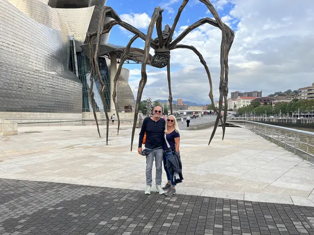 Eine Station ihrer Reise: Doris Harlos und Ehemann Friedo vor dem Guggenheim-Museum in Bilbao mit einer neun Meter hohen Spinnen-Plastik als Wahrzeichen | Foto: Harlos