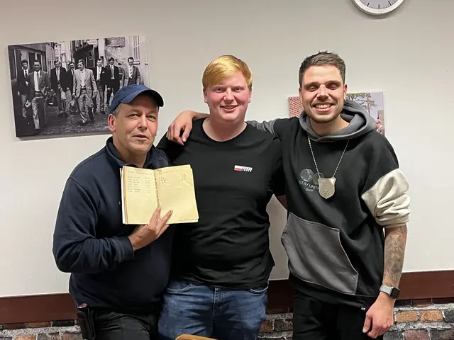 Jens Kahl (v. li., zweiter Vorsitzender und Tabaksmeister), Hannes Warnecke (Wettkampfsieger) und Florian Klug (erster Vorsitzender) | Foto: Bernd Gätjens