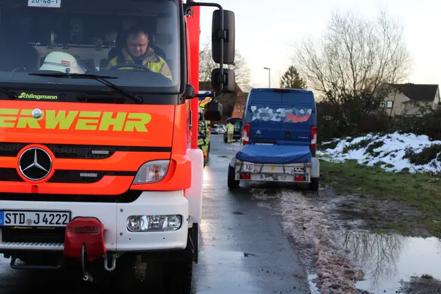 Der Transporter konnte die Fahrt anschließend fortsetzen | Foto: Stefan Braun / FF Stade
