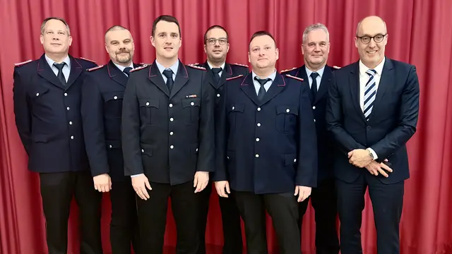 Geehrte Mitglieder der Feuerwehr Wistedt: Ortsbrandmeister Florian Rosenow (v. li.), Jan Schellin, Benjamin Fehling, Nils-Holger Zirkel, Jens Peters, stellvertretender Gemeindebrandmeister Oliver Zöller und Erster Samtgemeinderat Stefan Walnsch
 | Foto: FF Wistedt