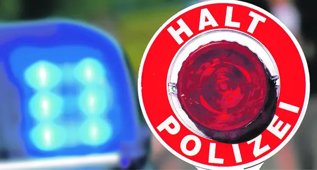 Polizei_Blaulicht_Kelle | Foto: AdobeStock_GerhardSeybert