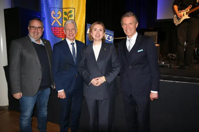Ein gelungener Neujahrsempfang 2026 in der Empore: Jan Bauer (v.li., CDU, MdL), Landrat Rainer Rempe, Dr. Iryna Tybinka, Generalkonsulin Ukraine in Hamburg und Bürgermeister Jan-Hendrik Röhse (CDU) | Foto: Stadt Buchholz