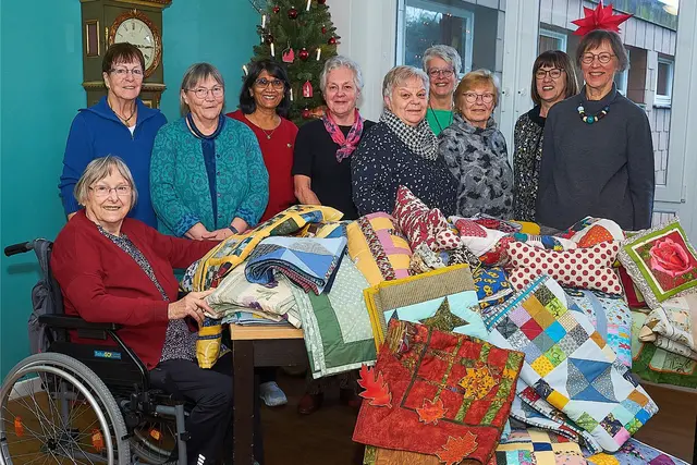 Mit ihren wunderschönen Patchworkdecken machten die Damen der Nähgruppe der „KuBaQuilter“ aus Holm-Seppensen den Bewohnerinnen und Bewohnern des Seniorenheims in
Buchholz zu Weihnachten eine große Freude | Foto: Seniorenheim Buchholz