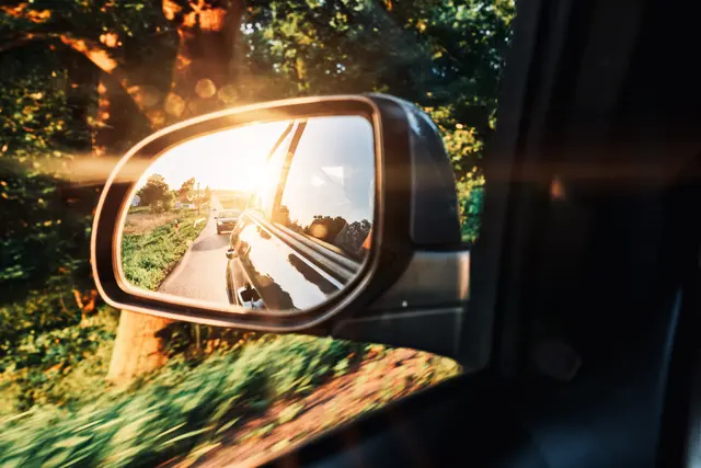 Ein unbekannter Autofahrer beschädigte einen Außenspiegel und fuhr weiter. | Foto: Maksym/ Adobe Stock