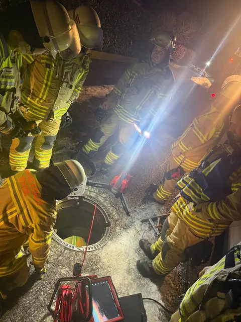 Durch dieses Loch ist die Katze in die Kanalisation geraten. Foto: Feuerwehr | Foto: Feuerwehr 