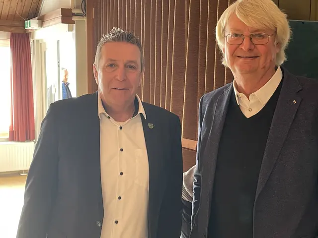 (v.l.) Timo Gerke und Pastor Uwe Junge beim Neujahrsempfang.